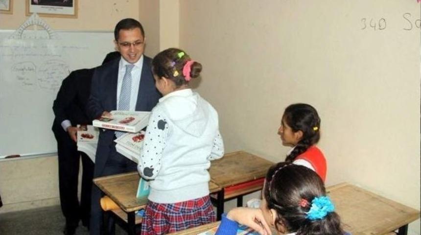 Kaymakam Sağ, &Ouml;ğrencilere Kitap Dağıttı