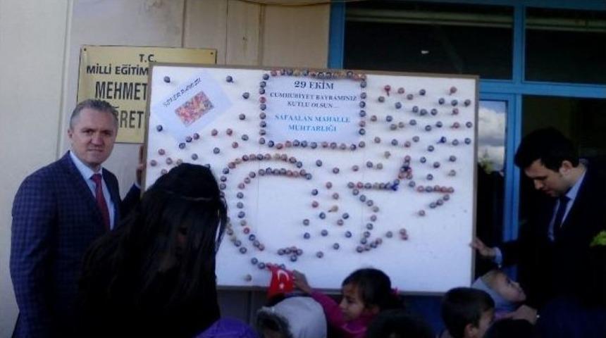 Muhtar Bayramda &Ccedil;ocukları Sevindirdi