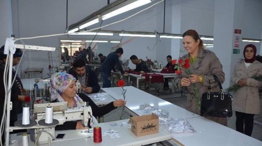 Togem Temsilcisi Özdemir’den, Bayanlara Karanfil