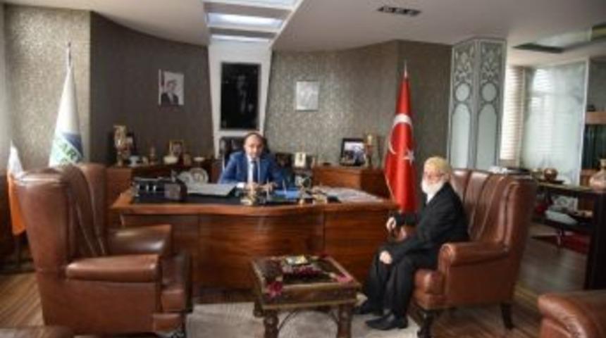 Başkan &Uuml;z&uuml;lmez, Mehmet &Ouml;ğretmenini Makamında Ağırladı