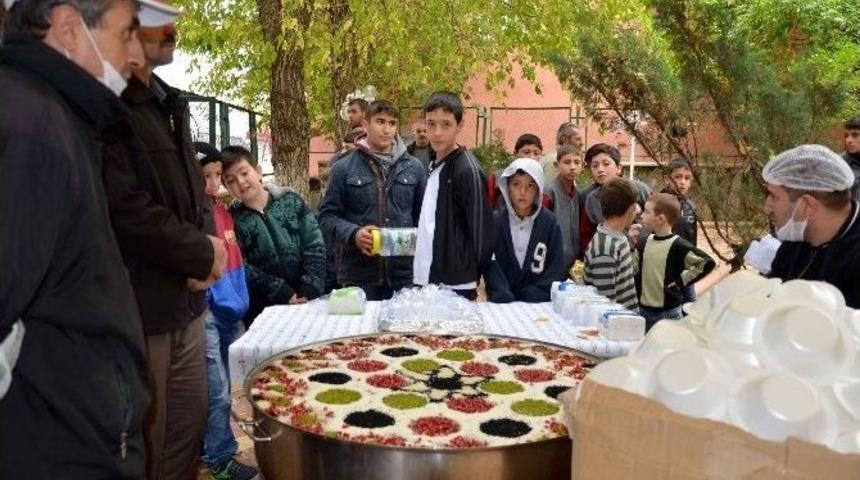 B&uuml;y&uuml;kşehir G&ouml;ksun&rsquo;da Aşure Dağıttı