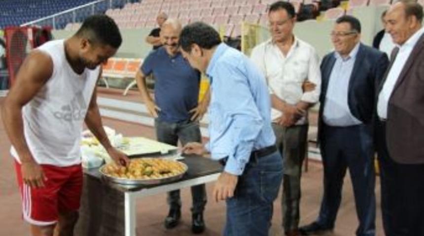 Mgc&rsquo;den Mersin İdmanyurdu&rsquo;lu Oyunculara Moral Ziyareti