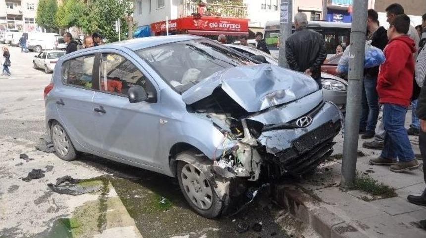 Boz&uuml;y&uuml;k&rsquo;te Trafik Kazası 2 Yaralı