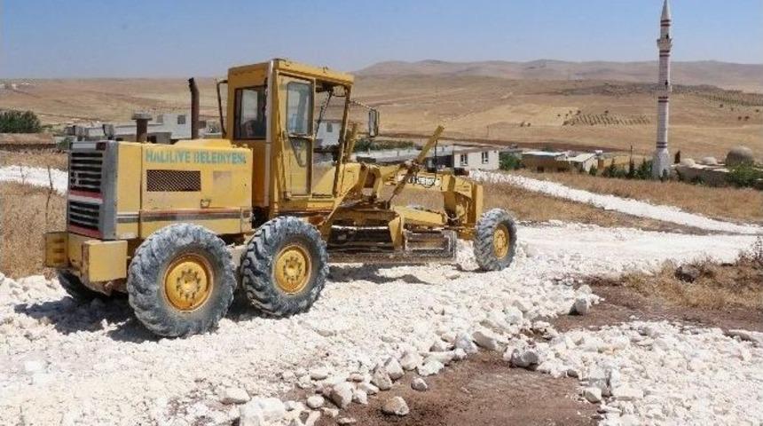 Haliliye Belediyesi 14 Farklı Noktada Yol Yapım &Ccedil;alışmalarını S&uuml;rd&uuml;r&uuml;yor