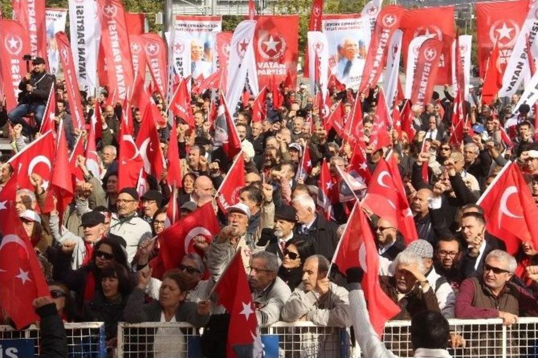 Perin&ccedil;ek Solot&uuml;rk Eşliğinde Miting Yaptı
