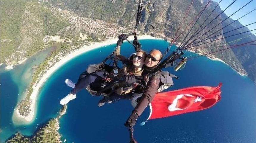 Paraş&uuml;t&ccedil;&uuml;ler G&ouml;ky&uuml;z&uuml;nde Dev Bayrak A&ccedil;tı