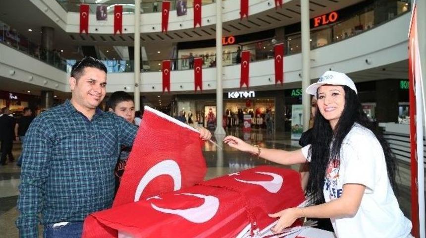 B&uuml;y&uuml;kşehir Belediyesi 12 Bin T&uuml;rk Bayrağı Dağıttı