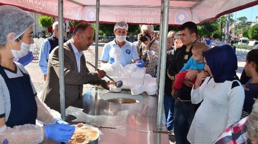B&uuml;y&uuml;kşehir Manavgat&rsquo;ta Aşure Dağıttı