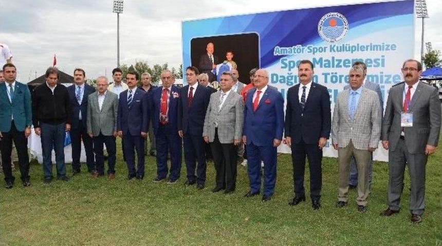 B&uuml;y&uuml;kşehir&rsquo;den 71 Amat&ouml;r Spor Kul&uuml;b&uuml;ne Malzeme Yardımı