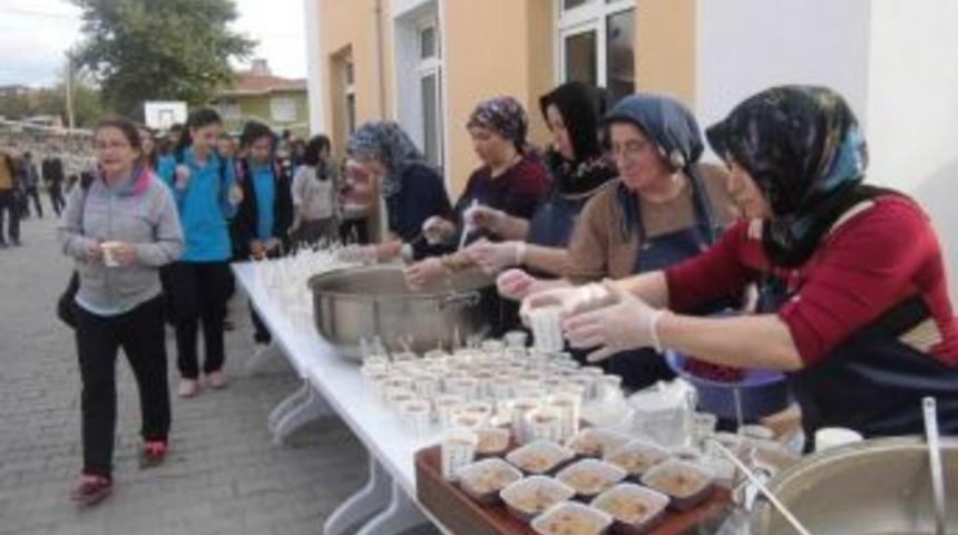 Kargı Fen Lisesi &Ouml;ğrencileri Aşure Dağıttı