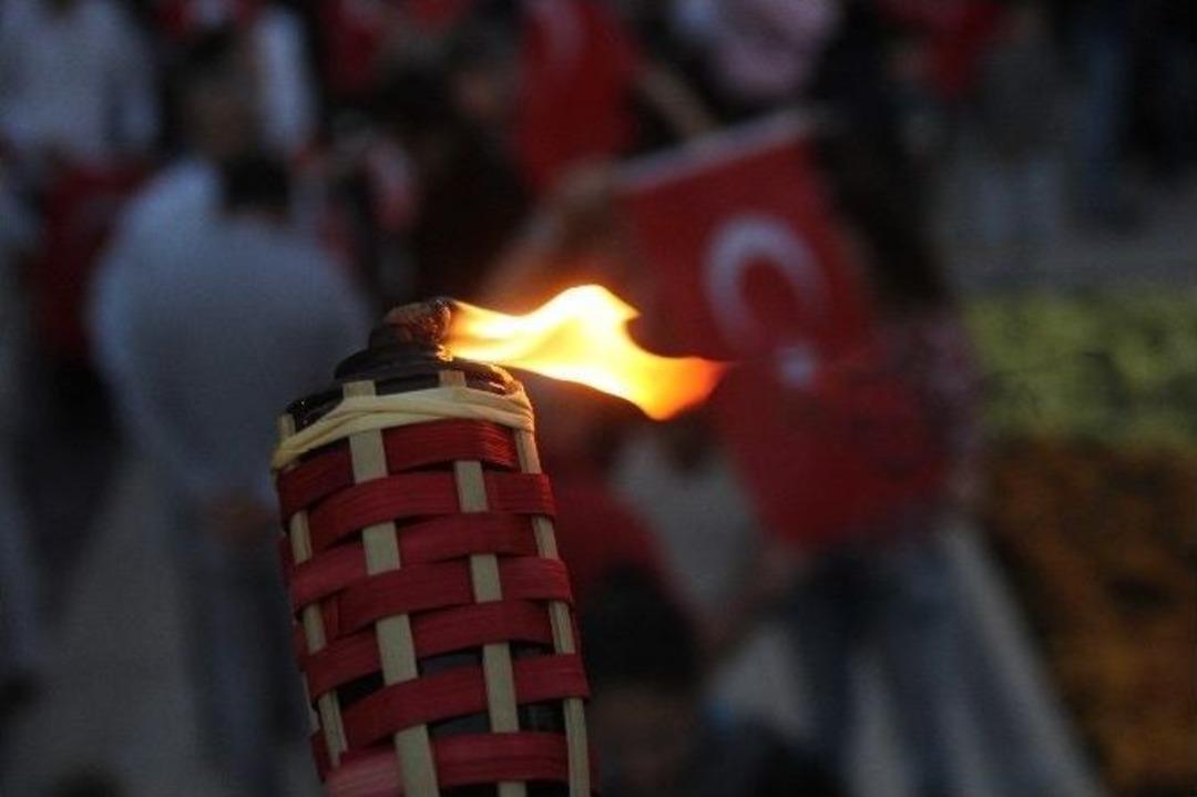 Cumhuriyet&rsquo;in 92. Yıl D&ouml;n&uuml;m&uuml;nde Meşaleli Kutlama