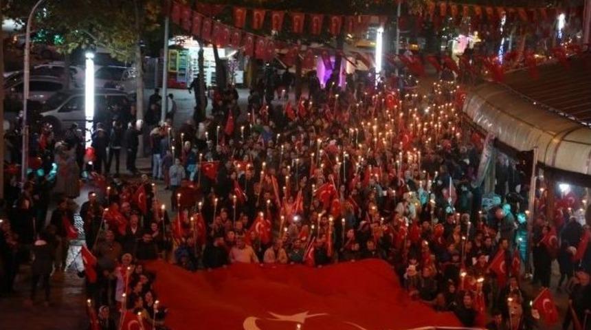 Isparta&rsquo;da Binlerce Kişi Fener Alayına Katıldı