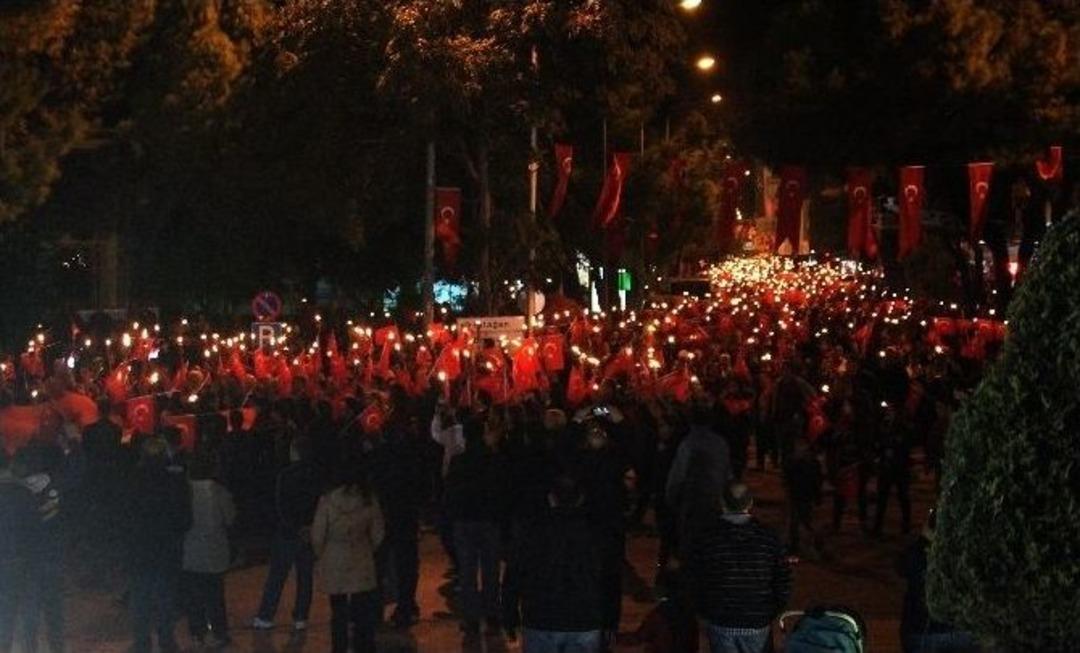 5 Bin Kişi Meş&rsquo;alelerle Cumhuriyet&rsquo;i Kutladı