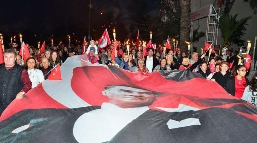 İzmir&rsquo;de, Cumhuriyet Bayramı Fener Alayı Y&uuml;r&uuml;y&uuml;ş&uuml; İle Kutlandı