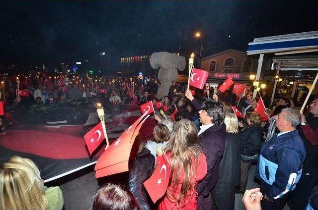 İzmir’de, Cumhuriyet Bayramı Fener Alayı Yürüyüşü İle Kutlandı