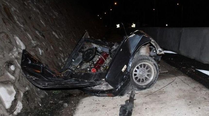 Bariyere Çarpan Otomobil 3 Parçaya Bölündü: 1 Ölü, 1 Yaralı