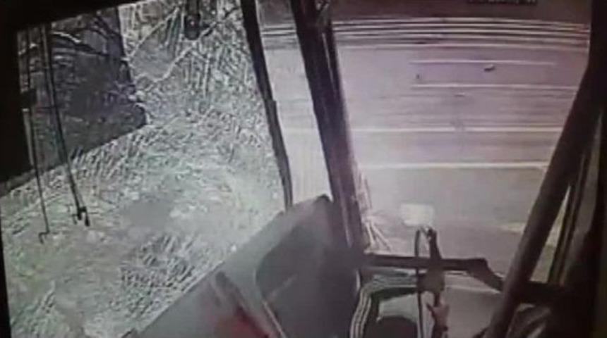 Metrob&uuml;s İle Cipin Kafa Kafaya &Ccedil;arpışma Anı Kamerada