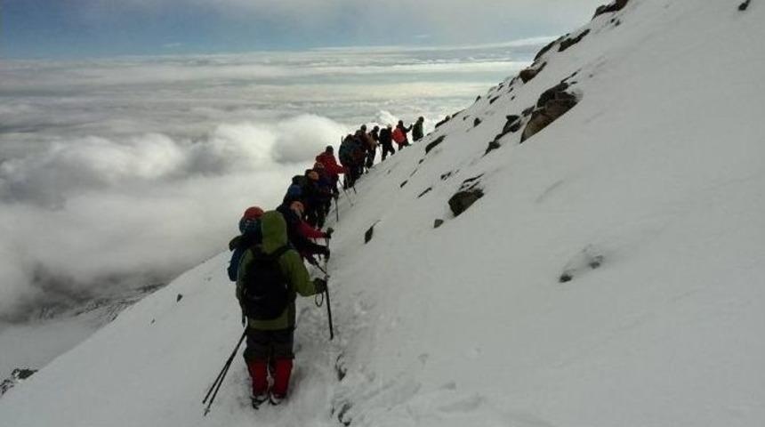 Dağcılar Cumhuriyet&rsquo;in 92. Yılını Erciyes&rsquo;in Zirvesi&rsquo;nde Kutladı