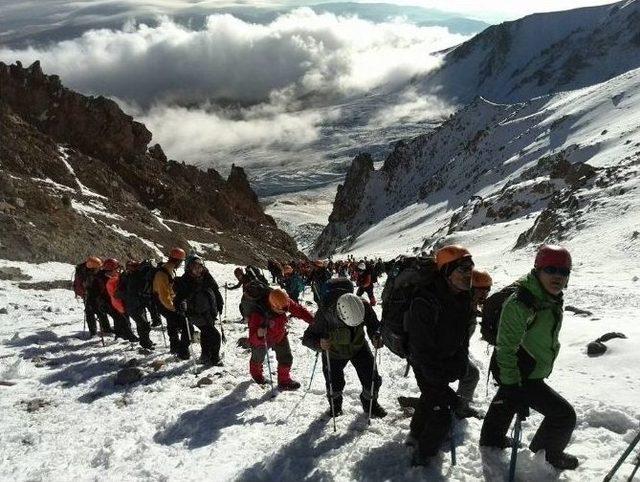 Dağcılar Cumhuriyet’in 92. Yılını Erciyes’in Zirvesi’nde Kutladı