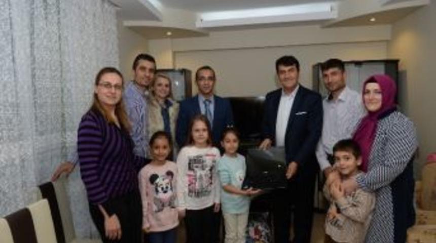 D&uuml;ndar&rsquo;dan &Uuml;st&uuml;n Zekalı &Ouml;ğrenciye Hediye