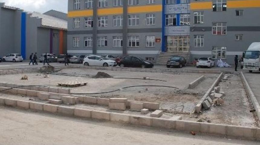 İletişim Fak&uuml;ltesinde &Ccedil;evre D&uuml;zenlemeleri Yapılıyor