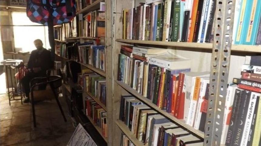 Tozlu Raflarda Bekleyen Kitaplar Okurlarıyla Buluşuyor