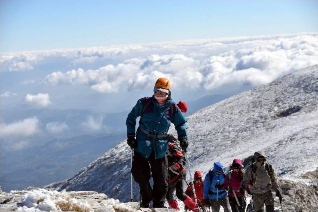 Koltuk Değnekli Dağcı, Karla Kaplı Zirveye İşte B&ouml;yle Tırmandı...(&ouml;zel Haber)