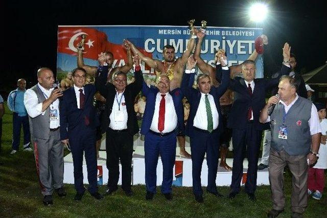 Pehlivanlar Altın Kemer İçin Güreşti