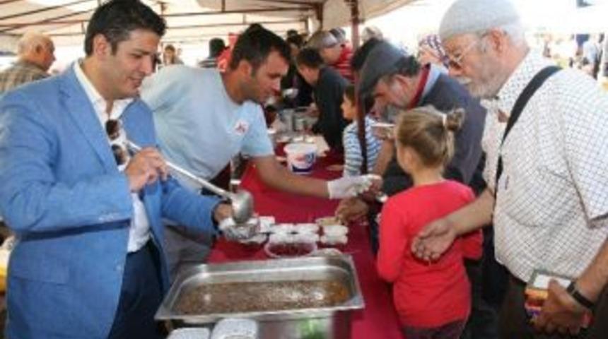 D&ouml;şemealtı&rsquo;nda 5 Bin Kişiye Aşure İkramı