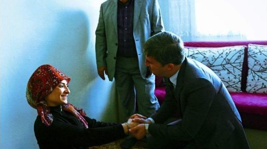 Vefat Eden Eşinin Tekerlekli Sandalyesini Hediye Etti