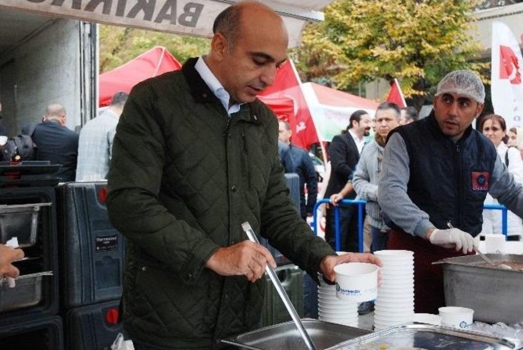 Başkan Kerimoğlu Vatandaşlara Kardeşlik Aşuresi İkram Etti