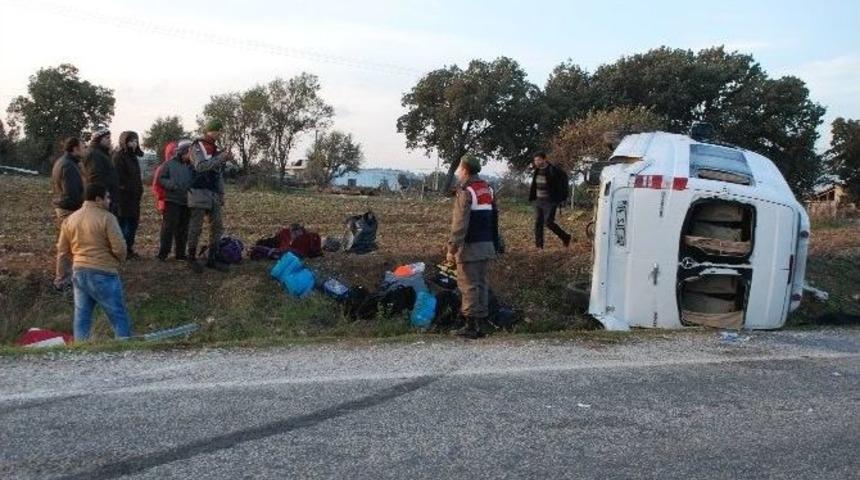 M&uuml;lteci Taşıyan Minib&uuml;s Devrildi: 3 Yaralı