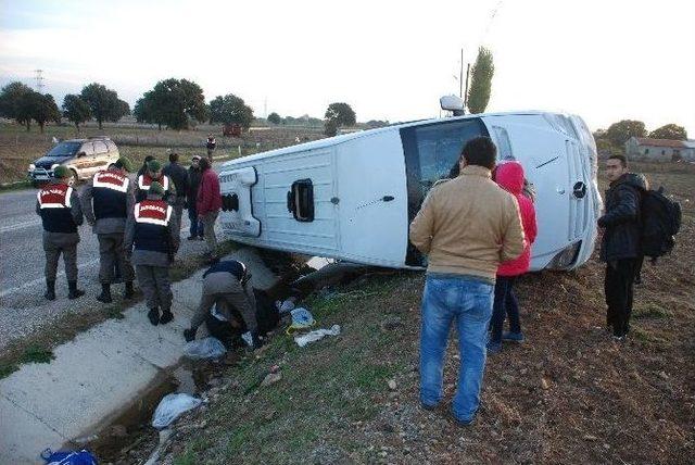 Mülteci Taşıyan Minibüs Devrildi: 3 Yaralı