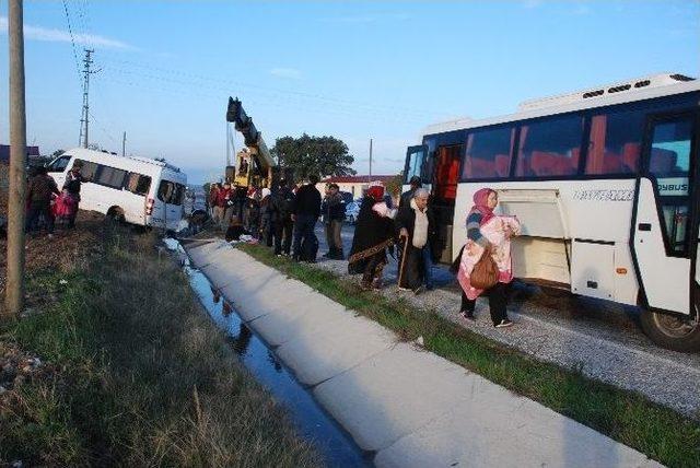 Mülteci Taşıyan Minibüs Devrildi: 3 Yaralı