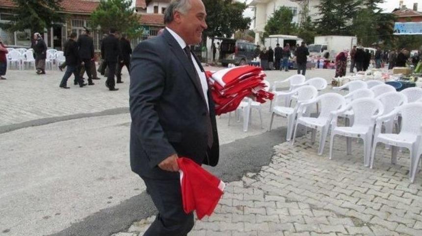 Başkan Şanlı, Vatandaşlara T&uuml;rk Bayrağı Dağıttı