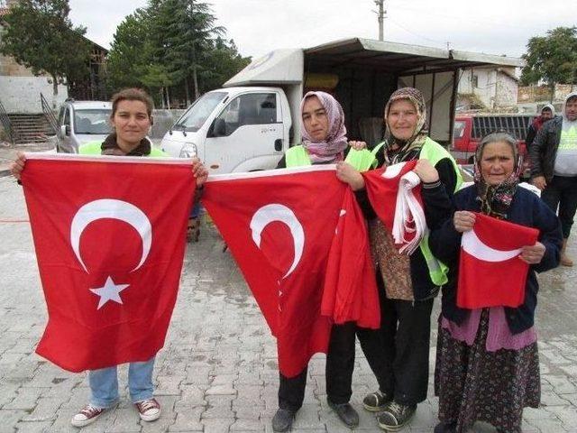 Başkan Şanlı, Vatandaşlara Türk Bayrağı Dağıttı