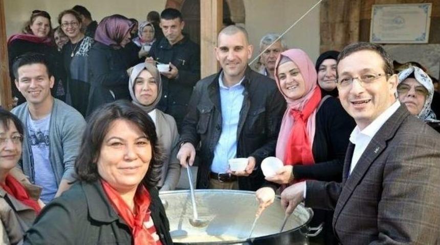 Ak Partili Tansu Kaya Vatandaşlara Aşure İkram Etti