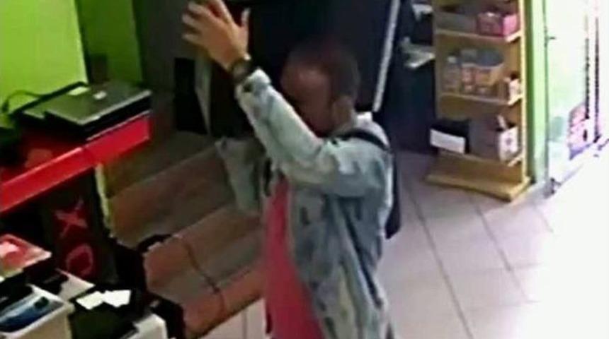 10 Liralık Hurda Bilgisayarı Satıp Bin Liralık Cep Telefonunu &Ccedil;aldı