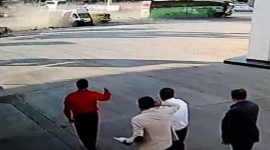 Yolcu Otob&uuml;s&uuml;n&uuml;n 6 Aracı Bi&ccedil;tiği Anlar G&uuml;venlik Kamerasına Yansıdı