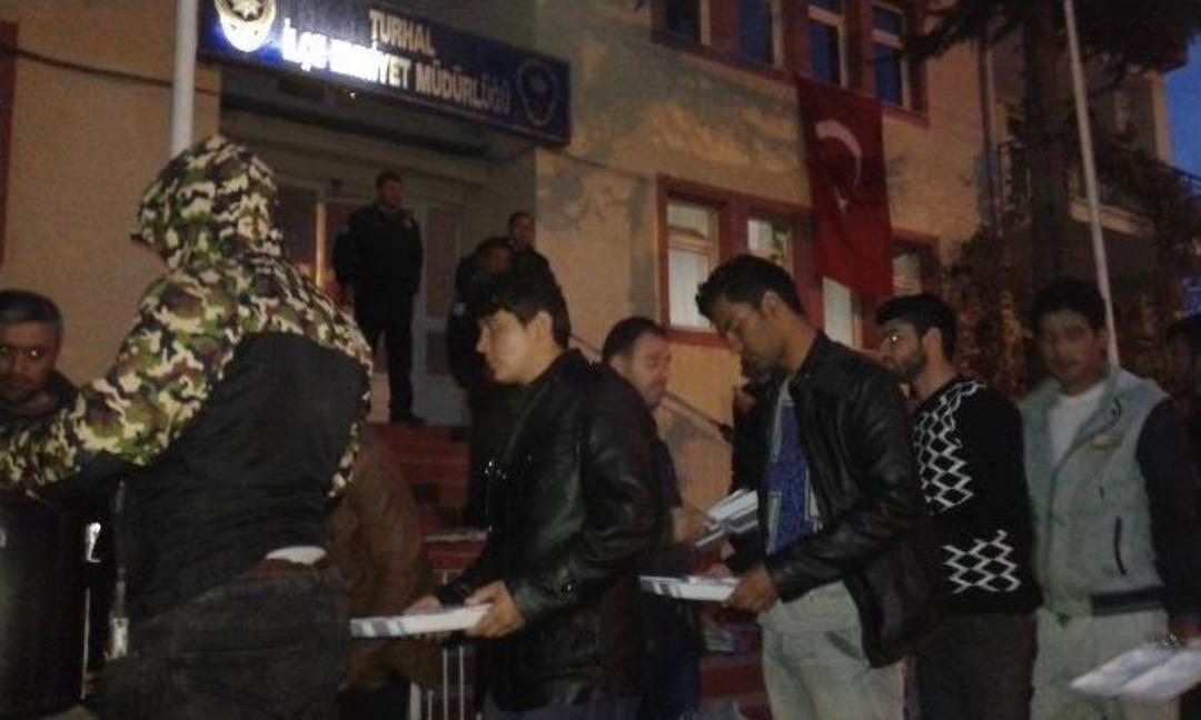 Tokat&rsquo;ta 42 Ka&ccedil;ak G&ouml;&ccedil;men Yakalandı