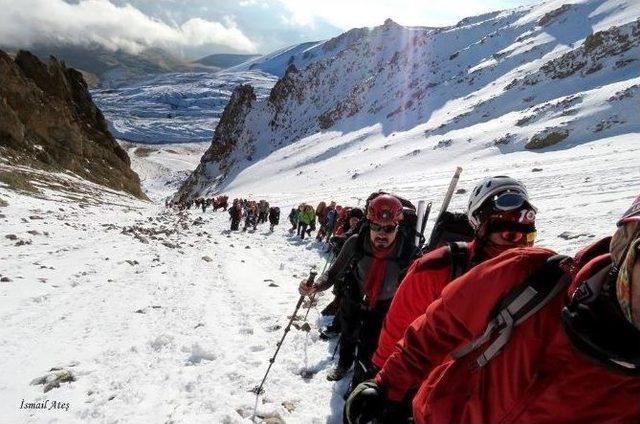 103 Dağcı 3917 Rakımlı Kayseri Erciyes Dağında Barış Pankartı Açtı