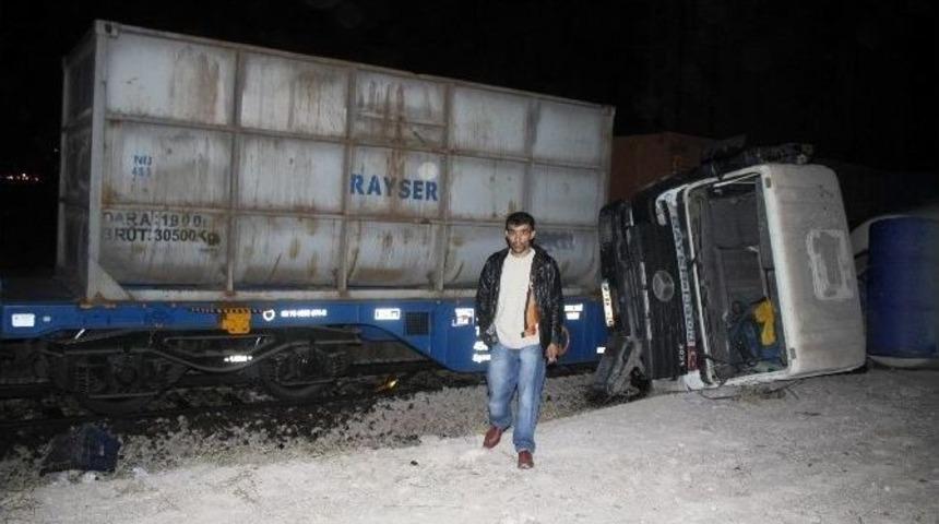 Y&uuml;k Treni Beton Mikserine &Ccedil;arptı: 1 Yaralı