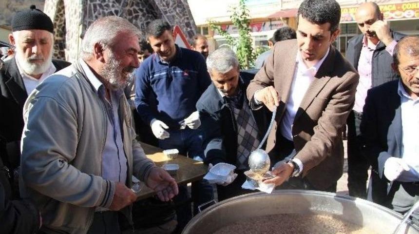 &Ccedil;emişgezek Kaymakamlığı Vatandaşlara Aşure İkram Etti