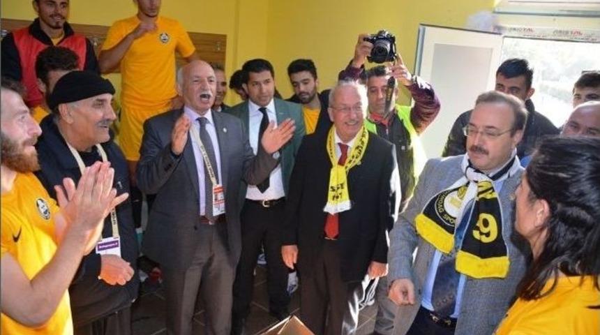 Başkan Albayrak Tekirdağsporlu Futbolcuları Kutladı