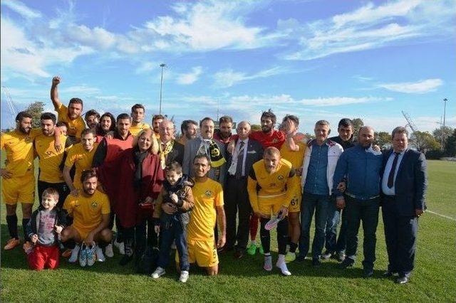 Başkan Albayrak Tekirdağsporlu Futbolcuları Kutladı