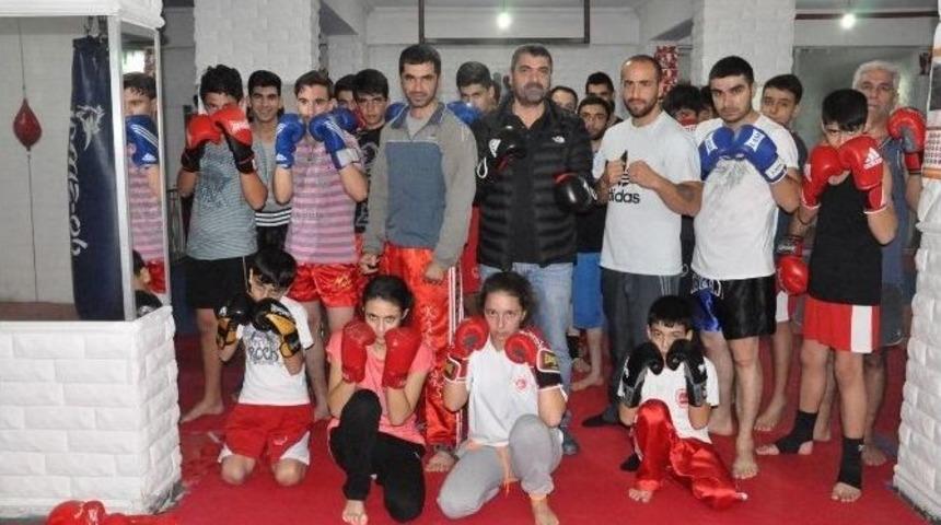 Tuncelili İşadamı Sporcuları Yalnız Bırakmıyor