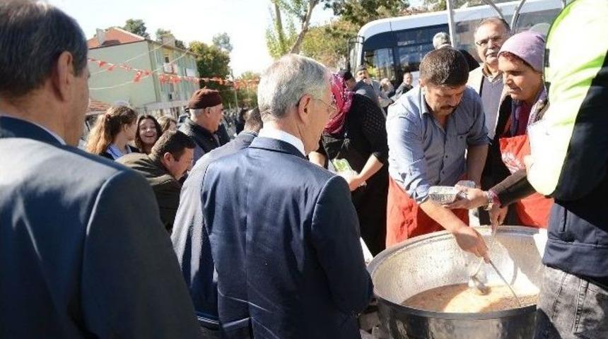Dinar &Ccedil;arşı Esnafı Aşure Dağıttı