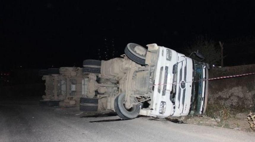 Hafriyat Tır&rsquo;ı Devrildi, S&uuml;r&uuml;c&uuml; Altında Kaldı: 1 &Ouml;l&uuml;