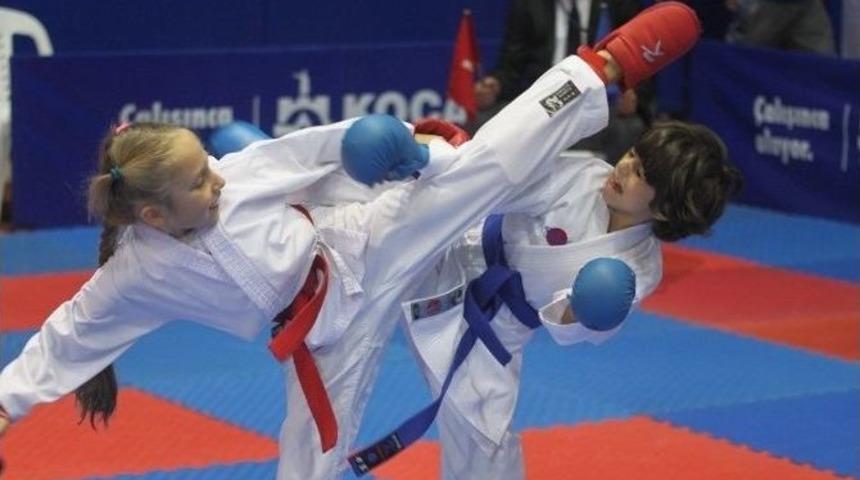 Kocaeli&rsquo; De 748 Sporcunun Katılacağı Cumhuriyet Kupası Başladı