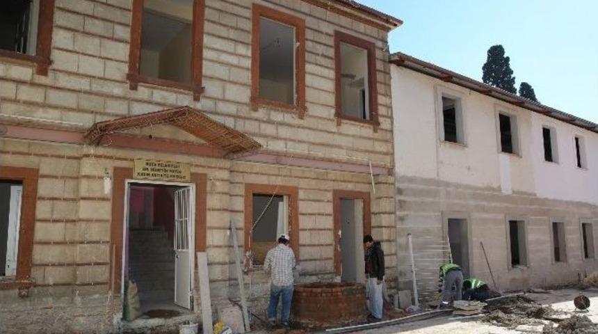 Buca&rsquo;da Sanatseverler K&uuml;lt&uuml;r Merkezine Kavuşuyor